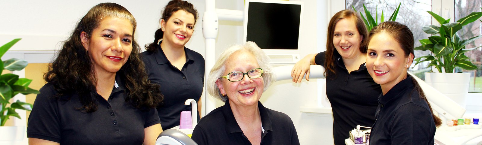 Dr. Anna Heimer mit ihrem Praxisteam in Hamburg-Dulsberg